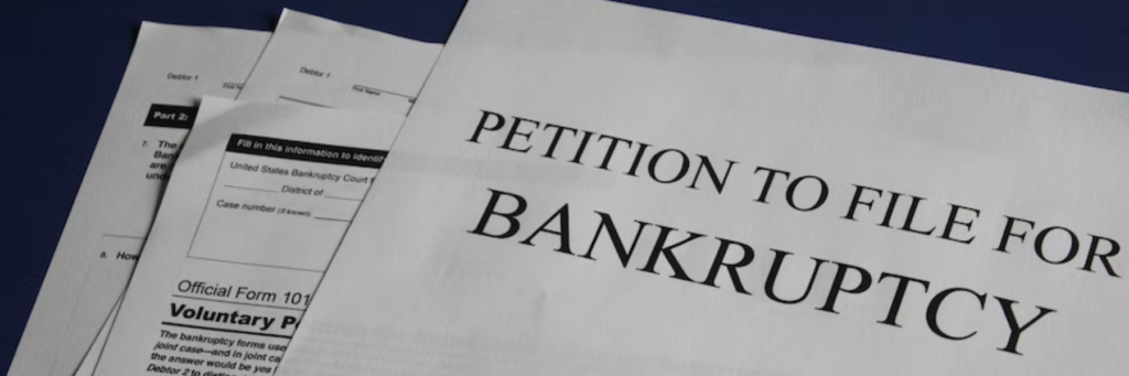 Papéis escrito Petition to file for bankruptcy. Tradução jurídica Guia completo! O que é e como funciona esse serviço